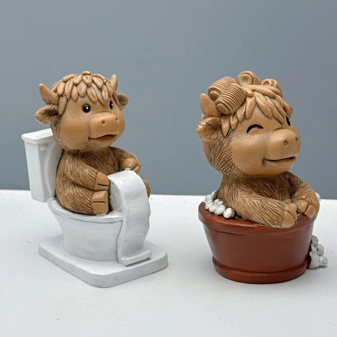 Hauska koristefiguuri ylämaanlehmä wc-istuimella 3
