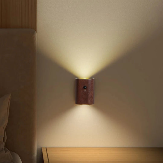 Liiketunnistimella varustettu puinen LED-valaisin 2