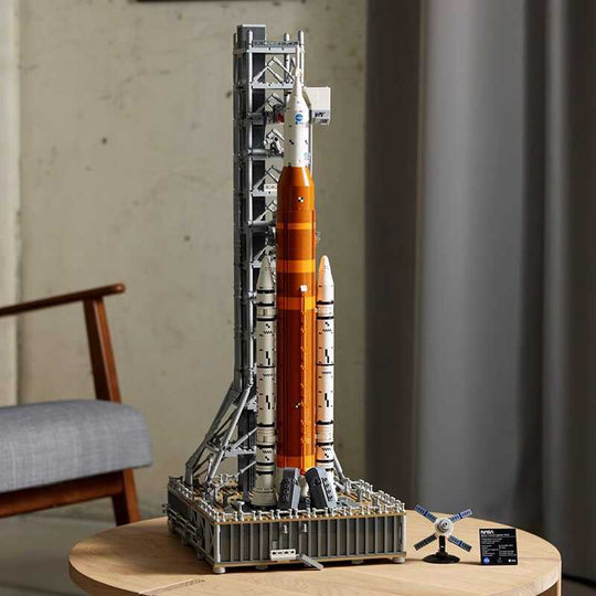NASA Artemis -avaruuslaukaisujärjestelmän pienoismalli