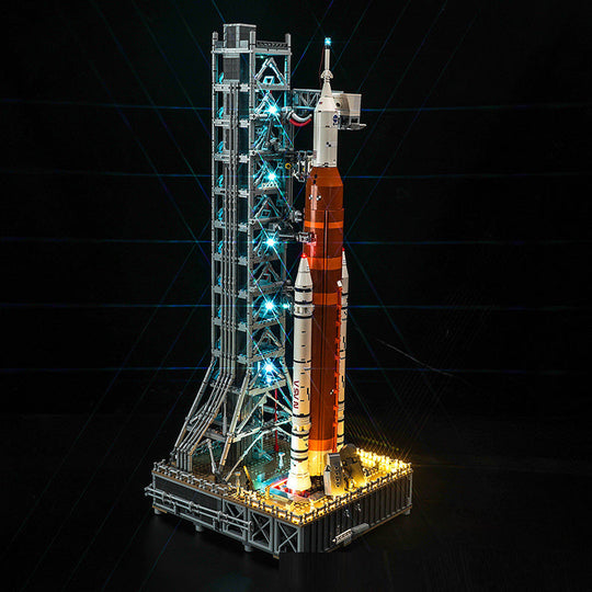 NASA Artemis -avaruuslaukaisujärjestelmän pienoismalli