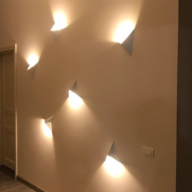 Moderni LED-seinävalaisin Kolmion muoto 1