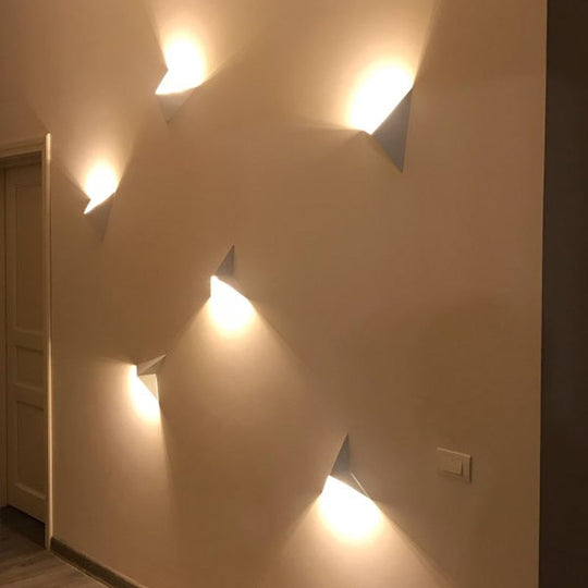 Moderni LED-seinävalaisin Kolmion muoto 1