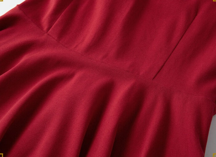 Burgundinpunainen mekko
